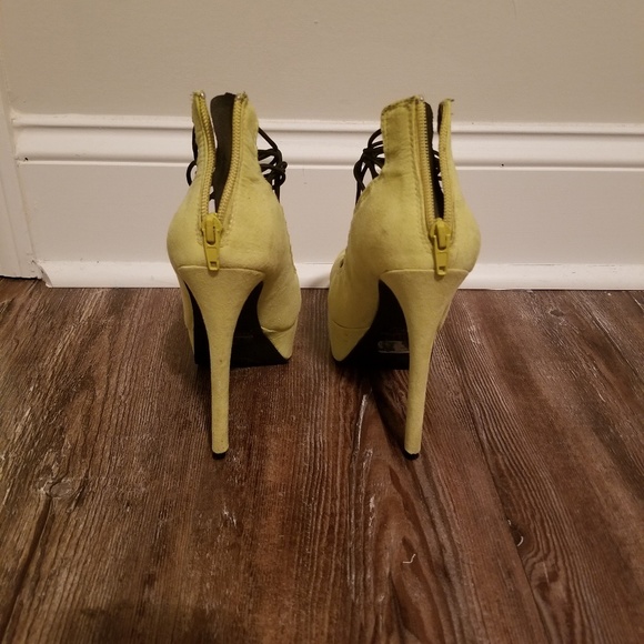 Strappy heels - Picture 2 of 3